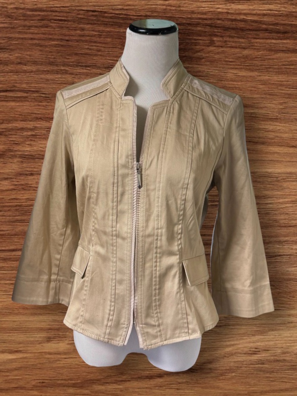 NWT White House Black Market zip-up jacket features three-quarter sleeves